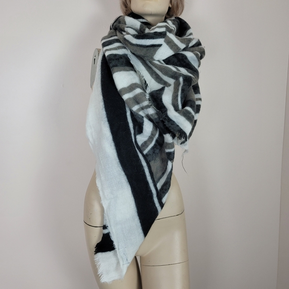 Zara black white gray striped fuzzy blanket scarf - Picture 6 of 13